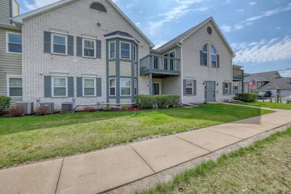 N25W24069 River Park DRIVE #10, Pewaukee, WI 53072