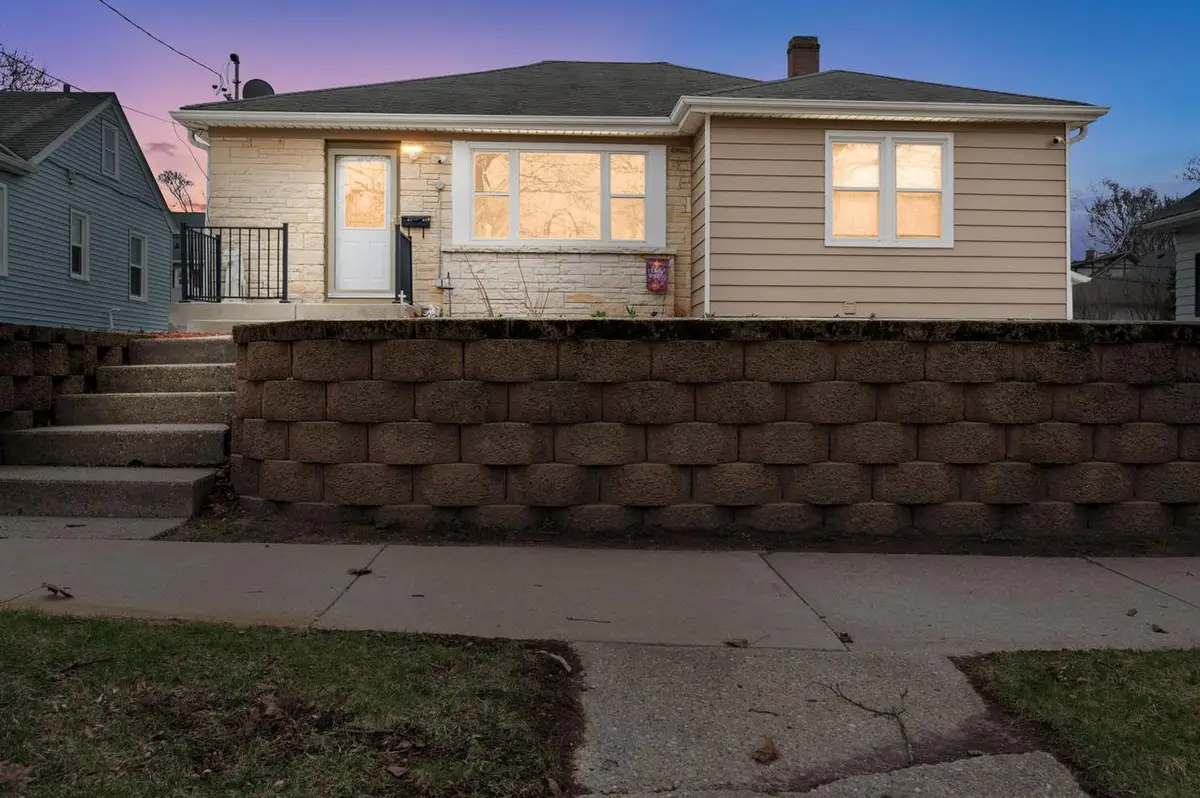 310 Hyde Park AVENUE, Waukesha, WI 53188 - #1