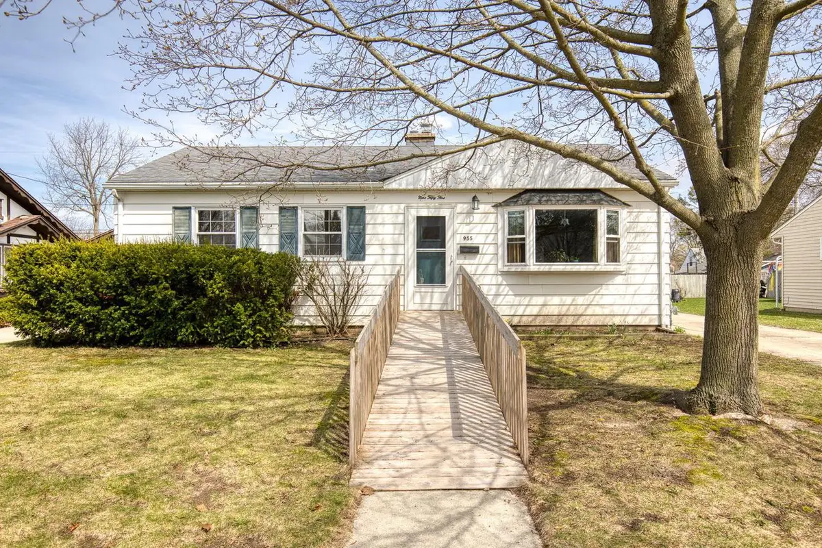 955 Lincoln DRIVE E, West Bend, WI 53095 - #1