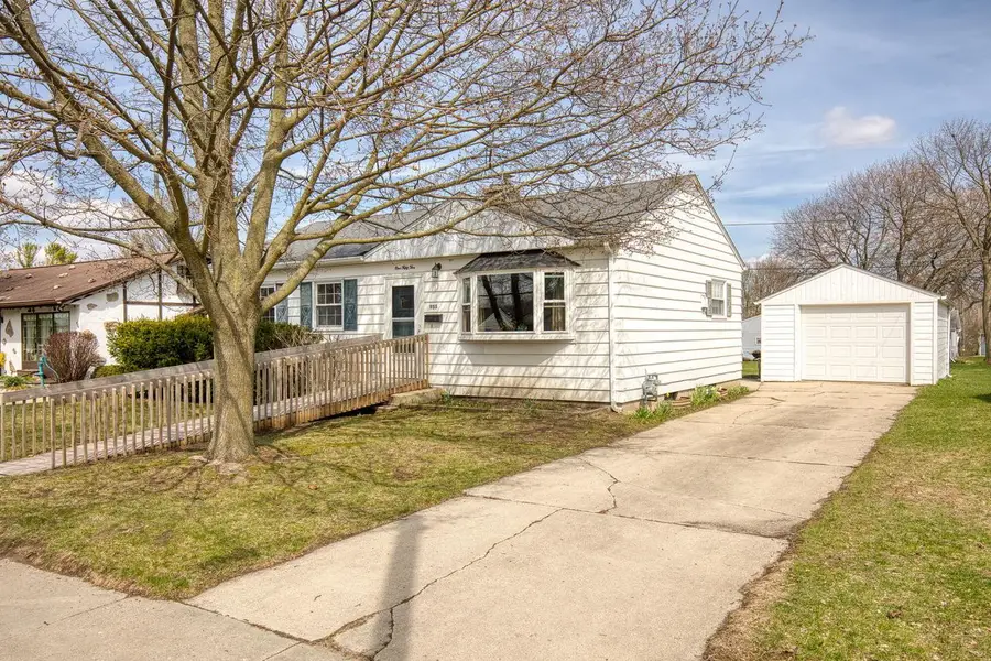 955 Lincoln DRIVE E, West Bend, WI 53095 - #2