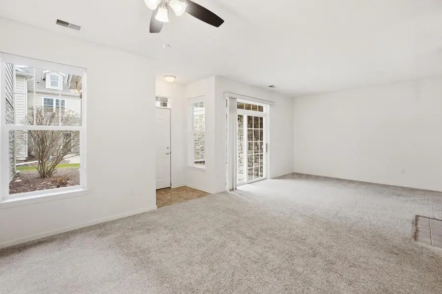 N16W26521 Meadowgrass CIRCLE #G, Pewaukee, WI 53072 - #3