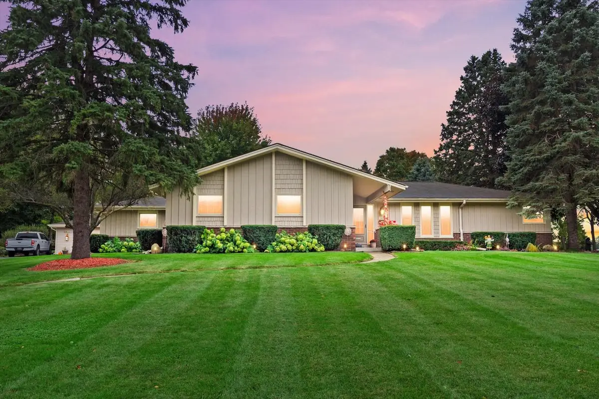 N8W27287 Woodridge LANE, Waukesha, WI 53188 - #1