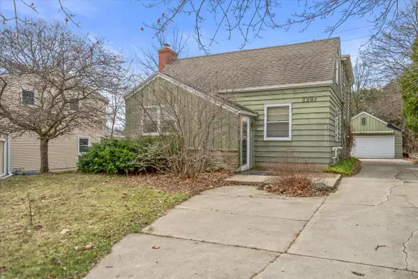 2207 N 119th STREET, Wauwatosa, WI 53226