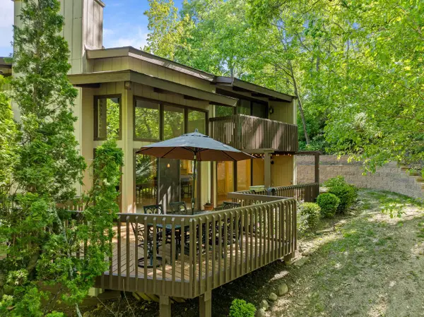 840 Woodland COURT #EE-1, Fontana, WI 53125