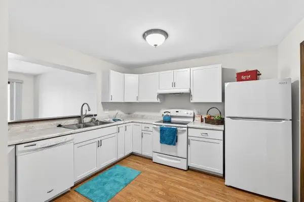 1659 S Carriage LANE #8, New Berlin, WI 53151