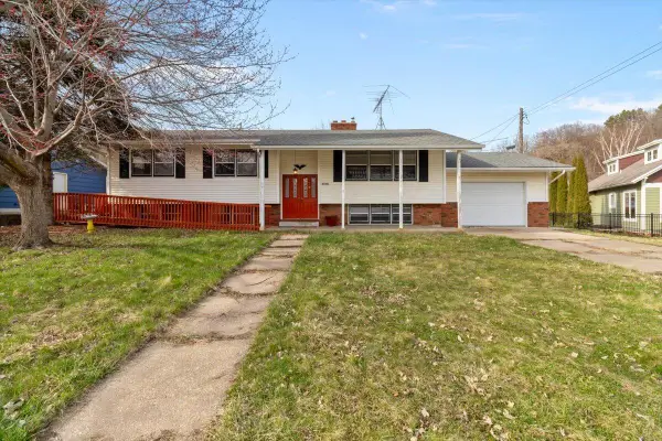 W5906 Valley PARKWAY, La Crosse, WI 54601