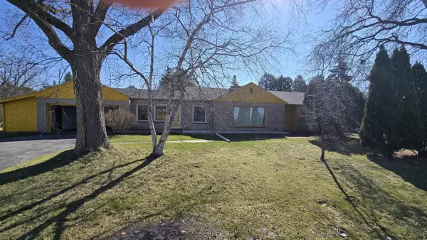 8812 N Mohawk ROAD, Bayside, WI 53217