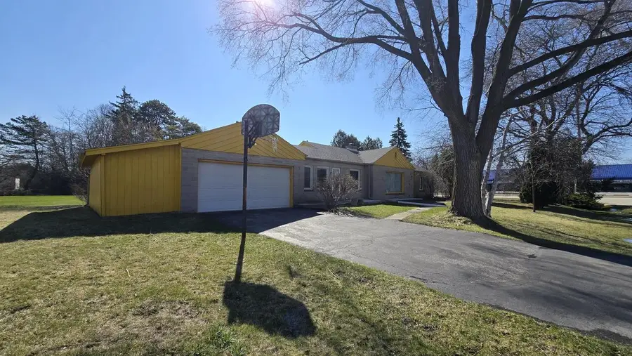 8812 N Mohawk ROAD, Bayside, WI 53217 - #2