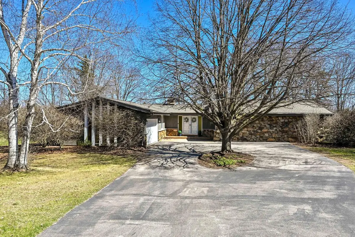 2138 Edgewood DRIVE, Grafton, WI 53024 - #1