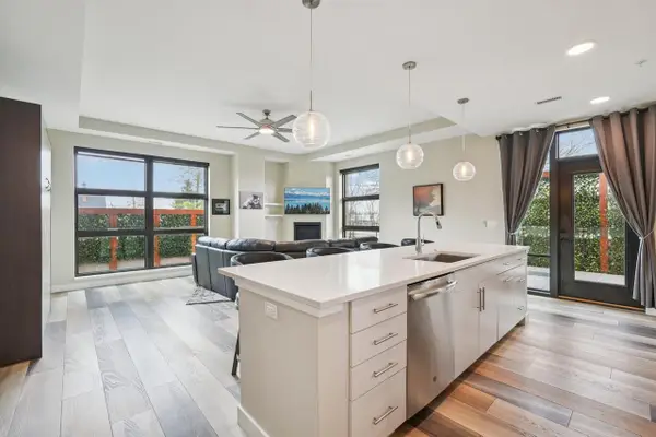 215 E Pleasant STREET #212, Oconomowoc, WI 53066