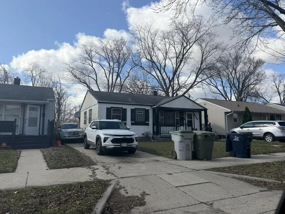 2927 W Carmen AVENUE, Milwaukee, WI 53209 - #1
