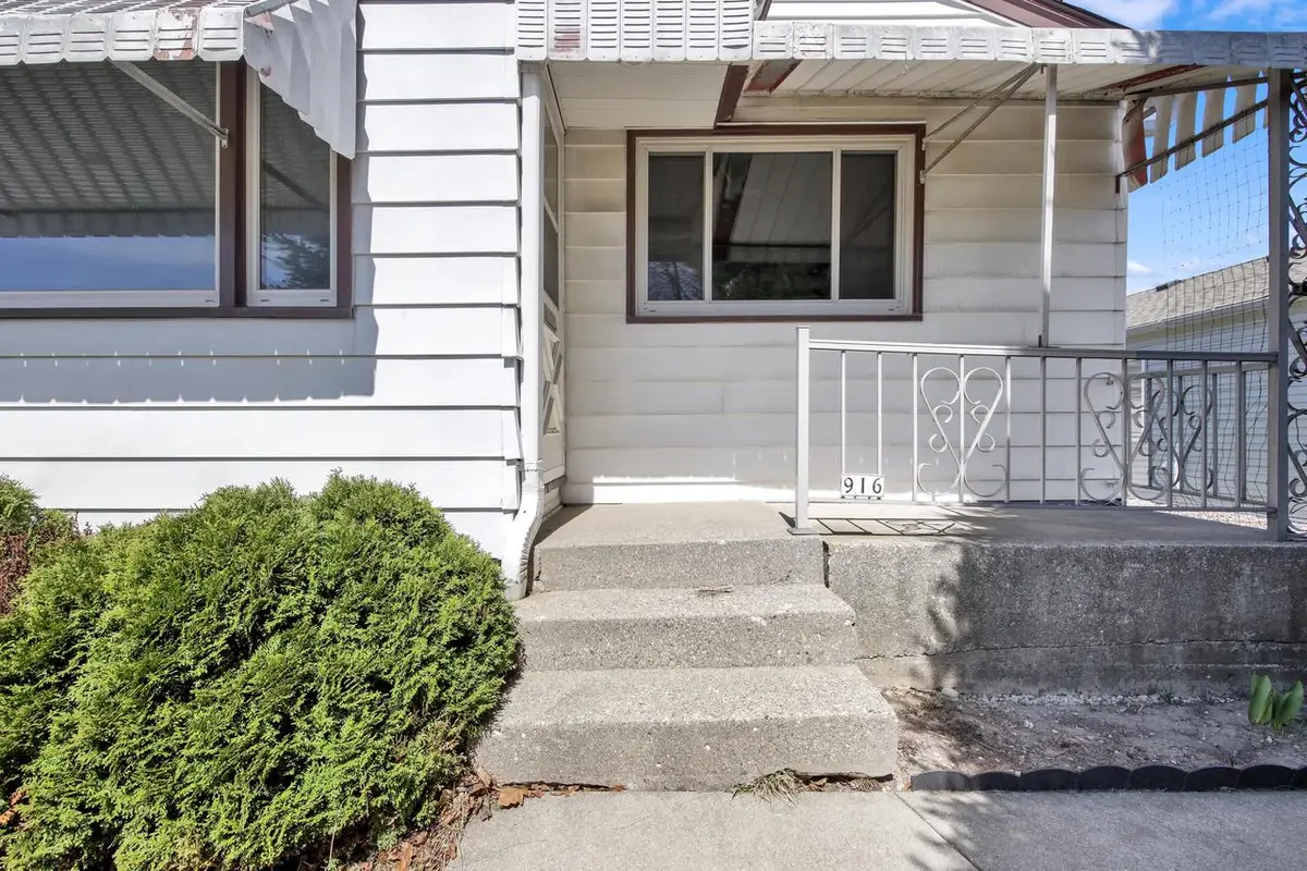 916 W Eden PLACE, Milwaukee, WI 53221 - #1