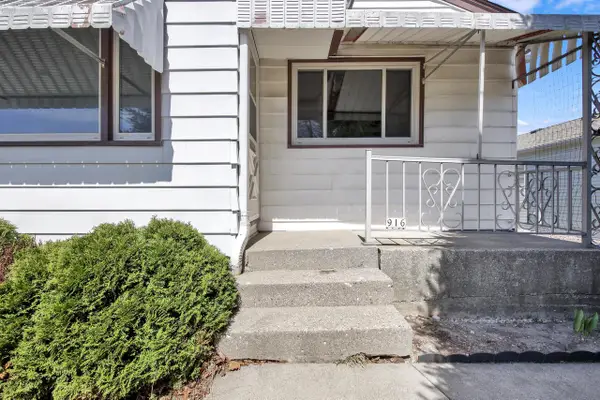 916 W Eden PLACE, Milwaukee, WI 53221