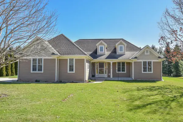 550 Hunters CROSSING S, Slinger, WI 53086