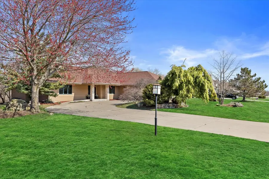 3381 S Highpointe DRIVE, New Berlin, WI 53151 - #2