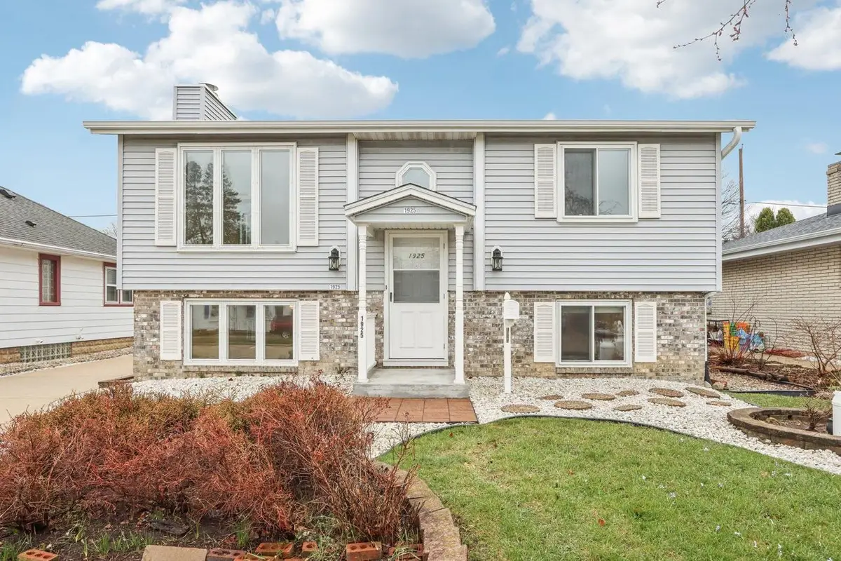 1925 E Van Beck AVENUE, Saint Francis, WI 53235 - #1