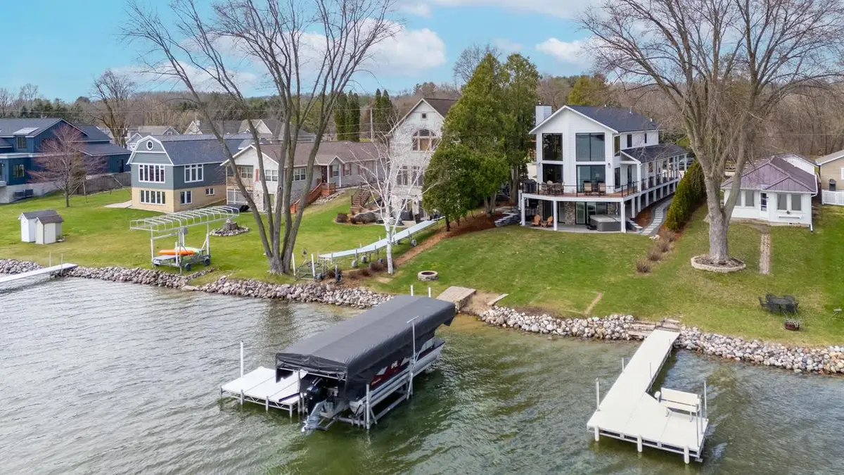 5530 W Lake DRIVE, West Bend, WI 53095 - #1