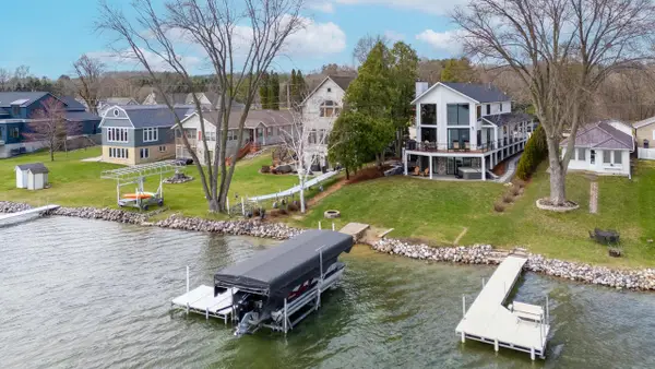 5530 W Lake DRIVE, West Bend, WI 53095