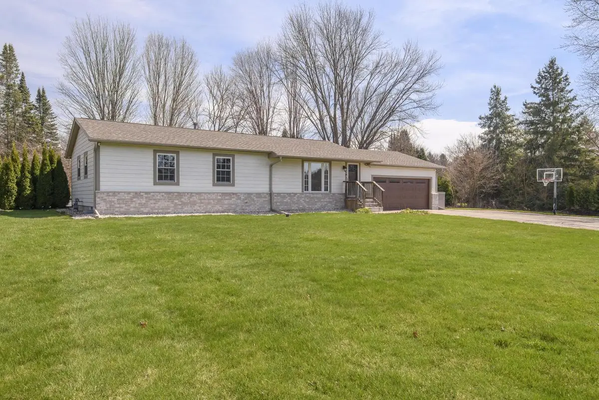 W284N6506 Hawthorne ROAD, Hartland, WI 53029 - #1