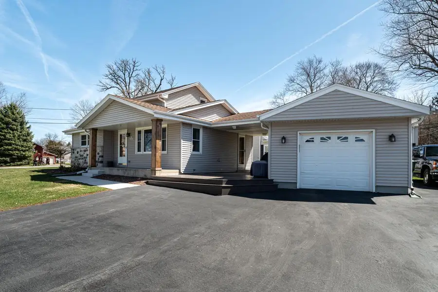 N27W27017 Woodland DRIVE, Pewaukee, WI 53072 - #2