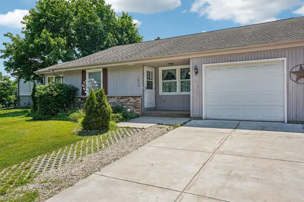 1833 Hilltop DRIVE, West Bend, WI 53095