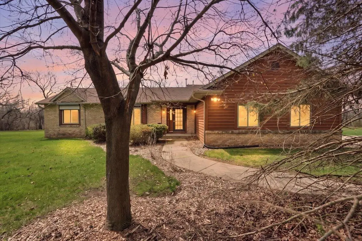 S28W36305 Scuppernong CIRCLE, Dousman, WI 53118 - #1