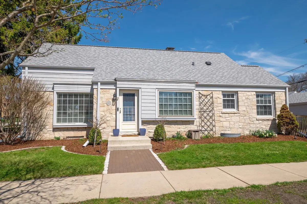 8528 W Meinecke AVENUE, Wauwatosa, WI 53226 - #1