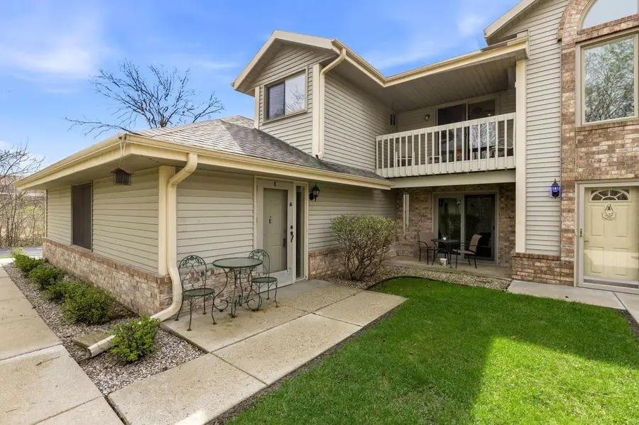 2112 Woodburn ROAD #E, Waukesha, WI 53188 - #2