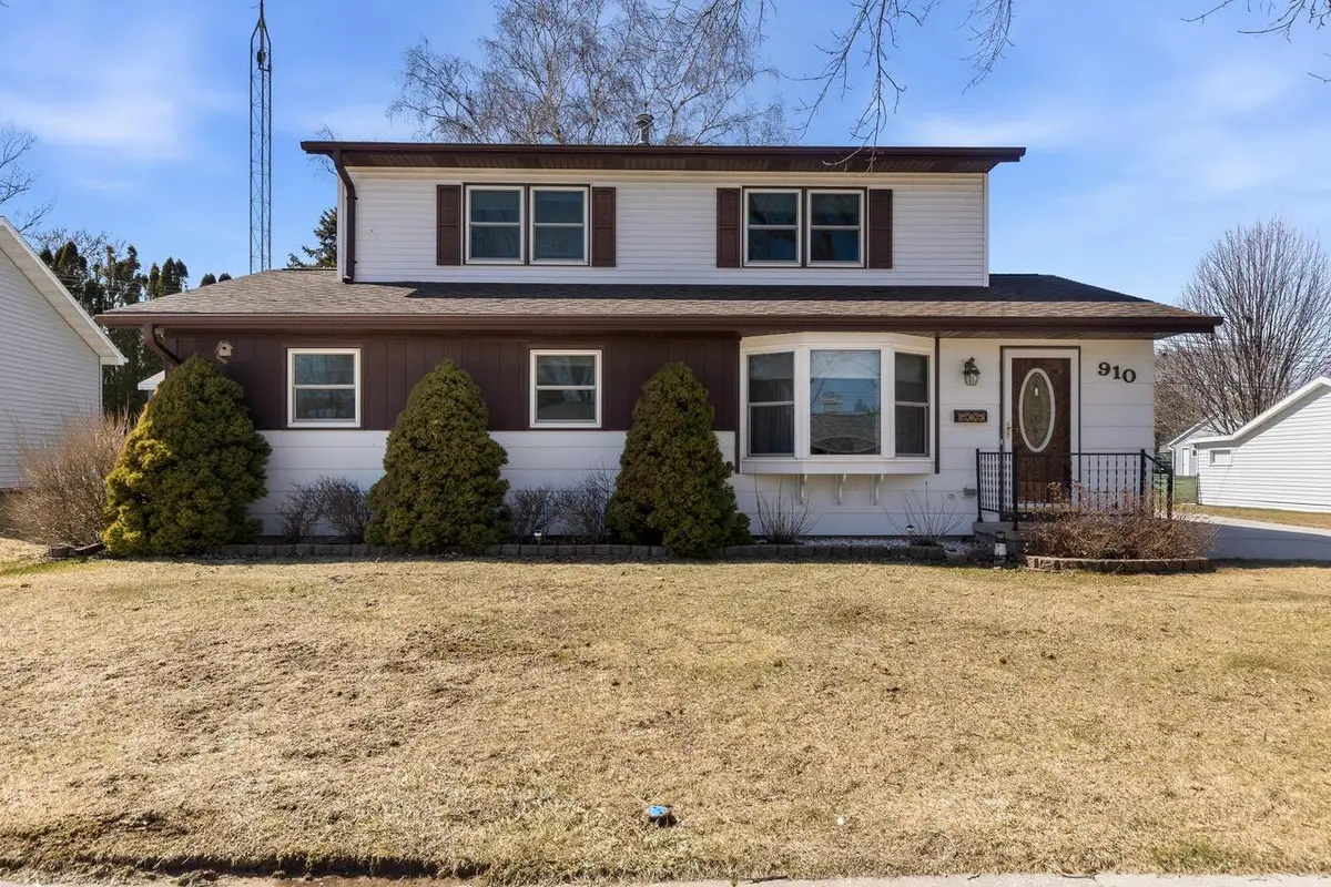 910 Lawton TERRACE, Manitowoc, WI 54220 - #1
