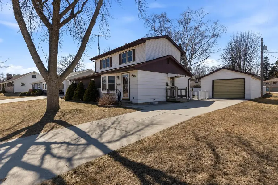 910 Lawton TERRACE, Manitowoc, WI 54220 - #2
