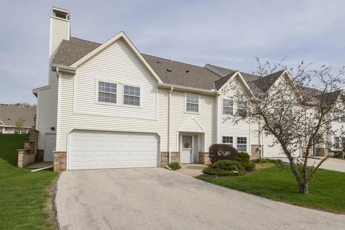 355 Jennifer LANE, Brookfield, WI 53045 - #1