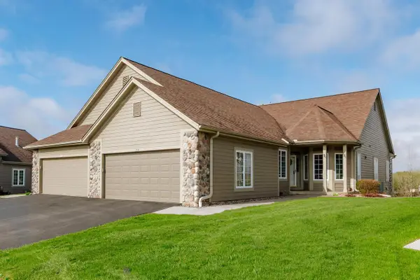 2804 Glen Ivy DRIVE, West Bend, WI 53090