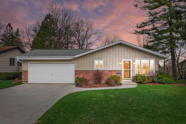 1221 Green Tree ROAD, West Bend, WI 53090