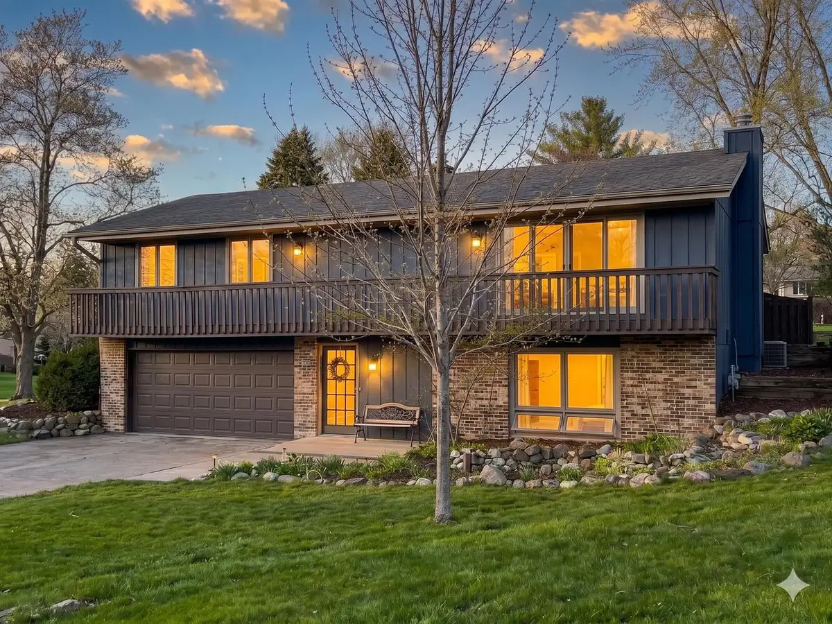 S74W24610 Windsor COURT, Waukesha, WI 53189 - #1