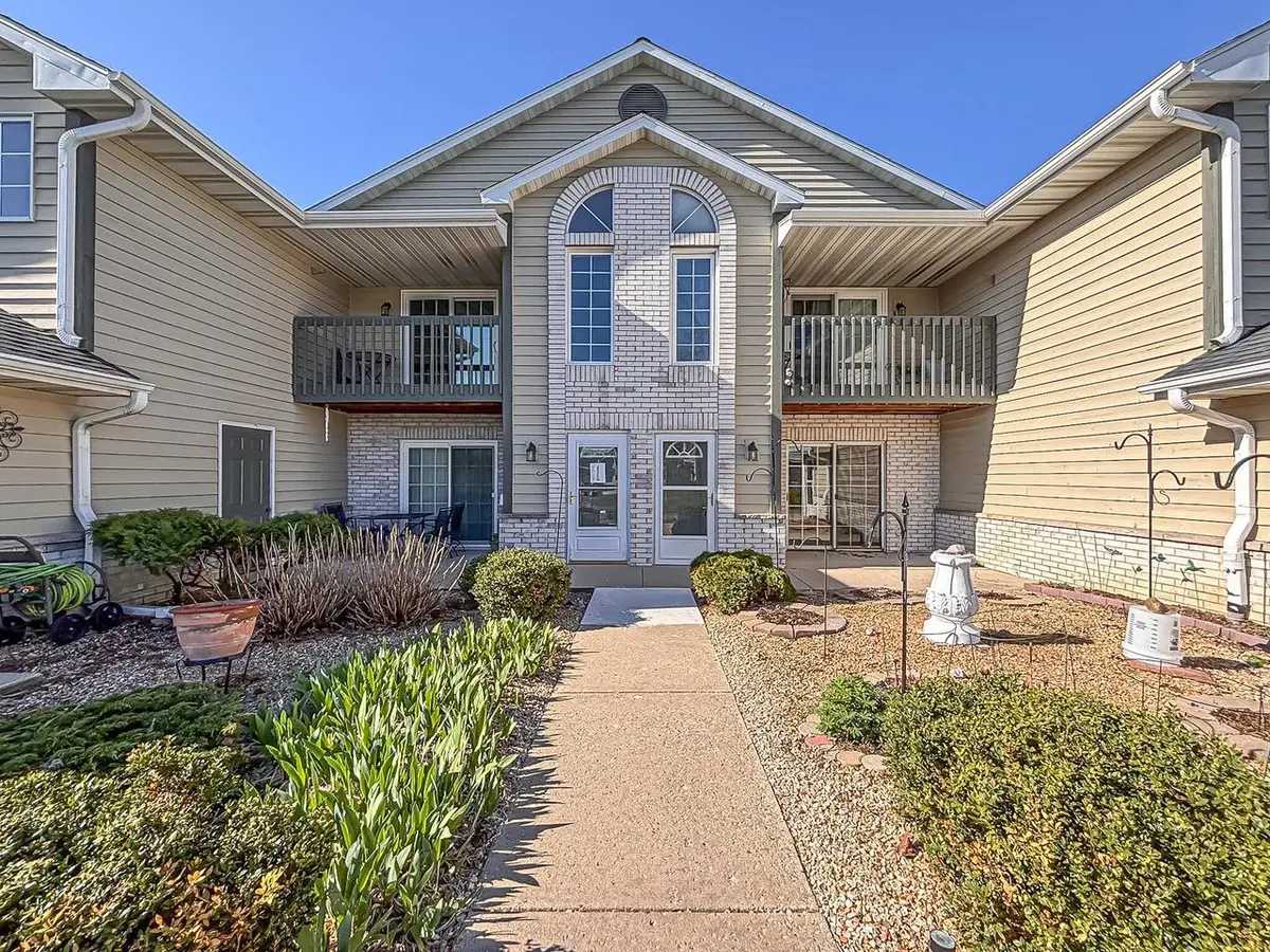 W240N2510 Parkway Meadow CIRCLE #2, Pewaukee, WI 53072 - #1