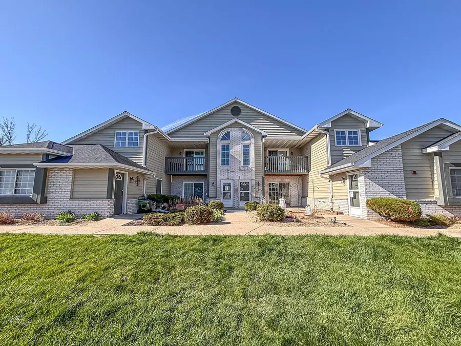 W240N2510 Parkway Meadow CIRCLE #2, Pewaukee, WI 53072 - #2