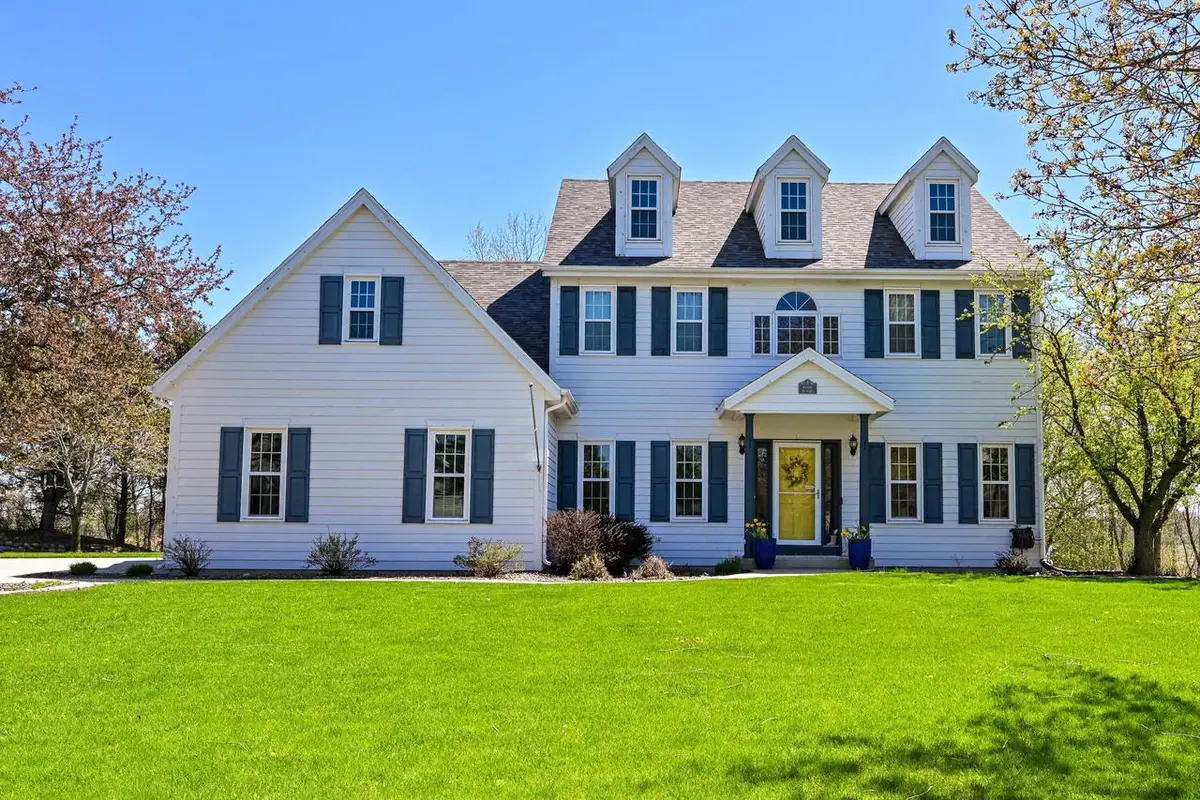 W262N2438 Deer Haven DRIVE, Pewaukee, WI 53072 - #1
