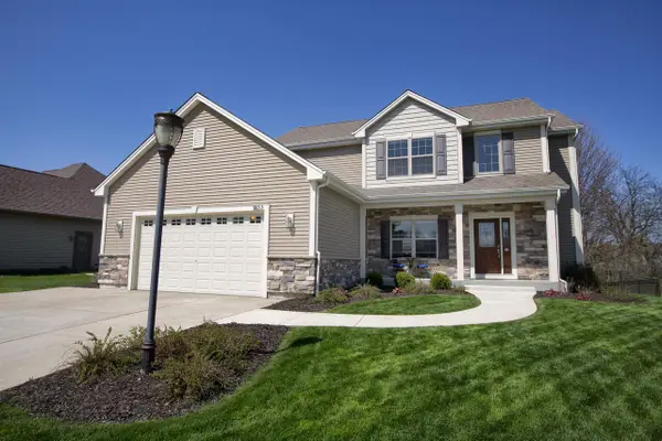 1822 Rockridge WAY, Waukesha, WI 53188