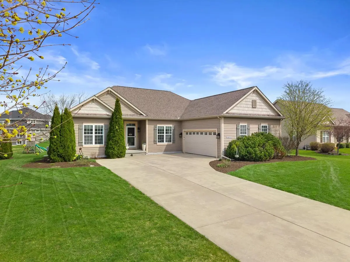 N42W22814 Beacon COURT, Pewaukee, WI 53072 - #1