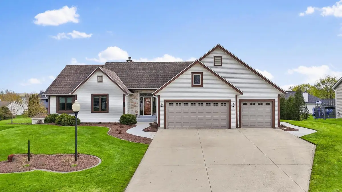 1227 Wegner DRIVE, Mukwonago, WI 53149 - #1