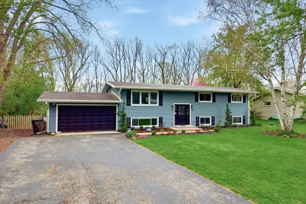 1015 W Devonshire ROAD, Delafield, WI 53018