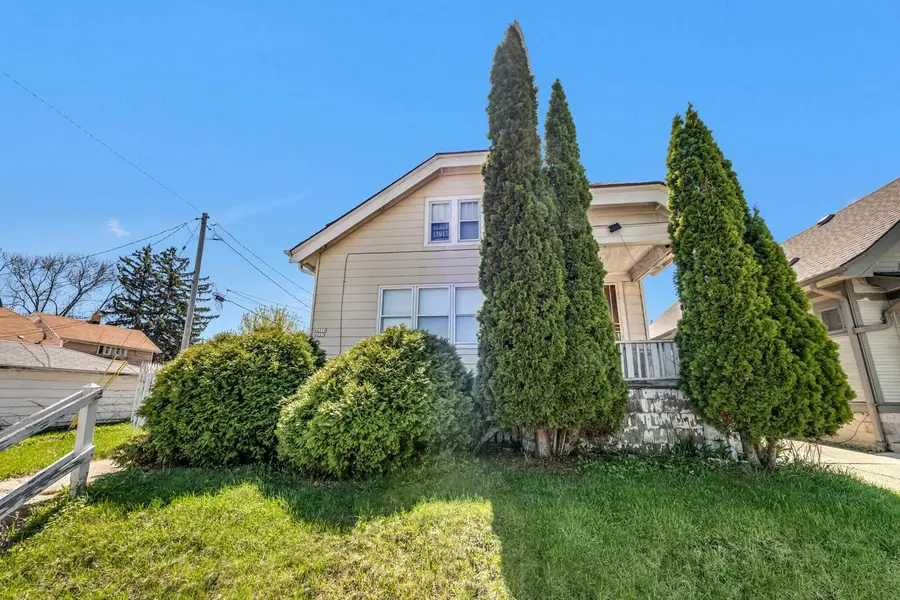 4221 W Bernhard PLACE, Milwaukee, WI 53216 - #2