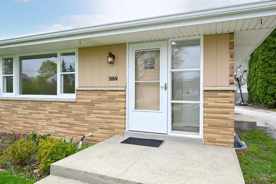 7654 Seneca ROAD, Fox Point, WI 53217 - #3