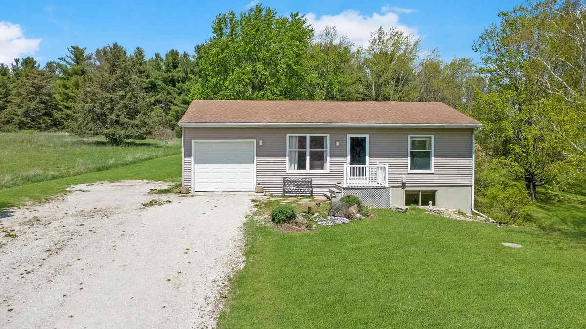 8402 368th AVENUE, Burlington, WI 53105 - #1