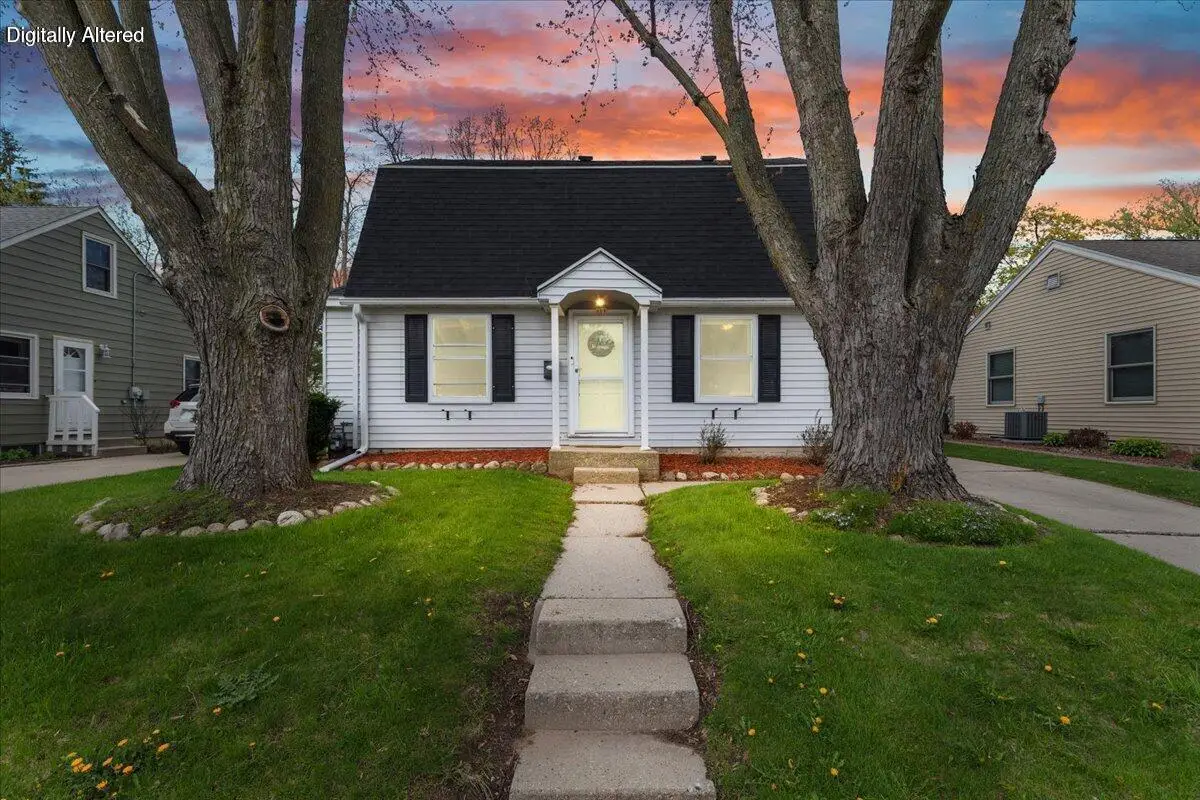 608 Pennsylvania AVENUE, West Bend, WI 53095 - #1