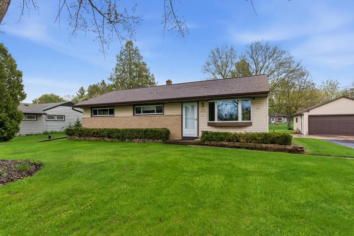 W202N9524 Club CIRCLE, Menomonee Falls, WI 53051 - #1