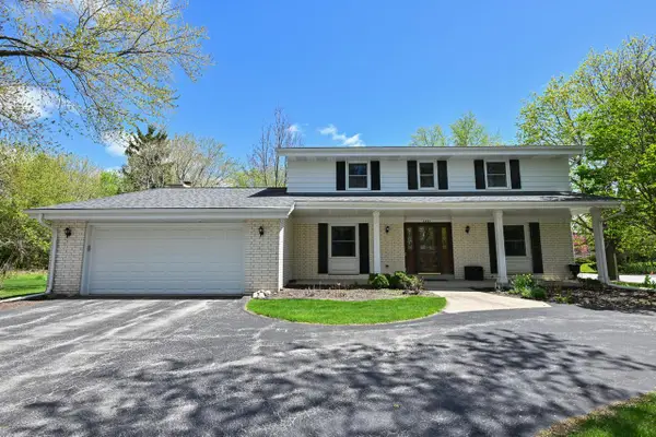 2490 De Carlin DRIVE, Brookfield, WI 53045