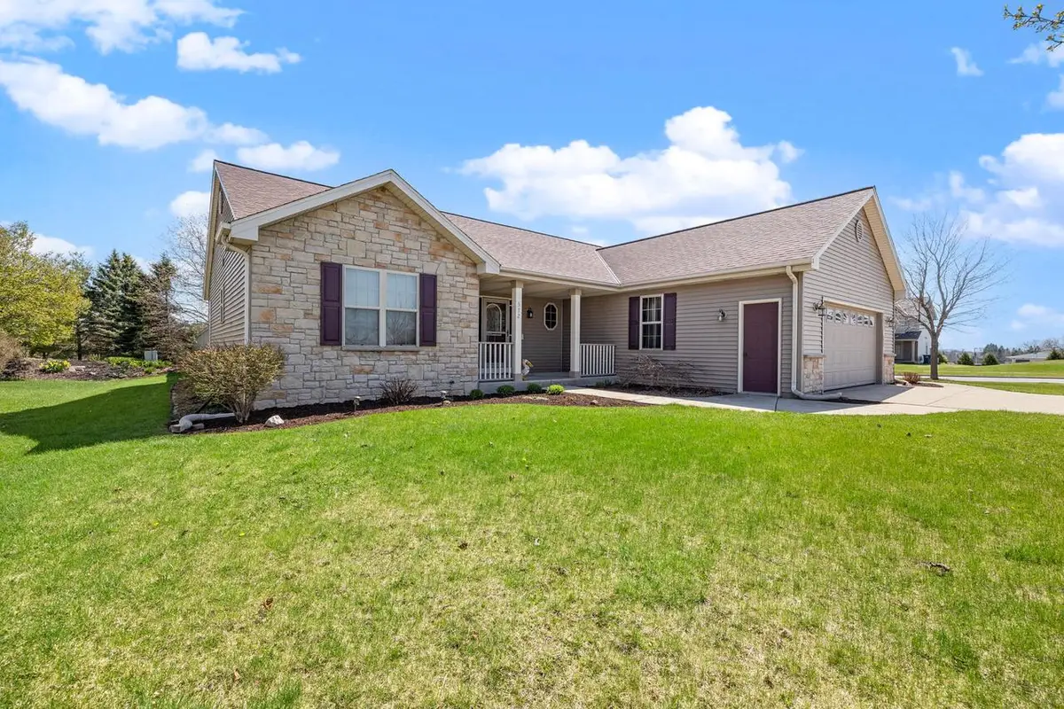 572 Nordic COURT, Slinger, WI 53086 - #1