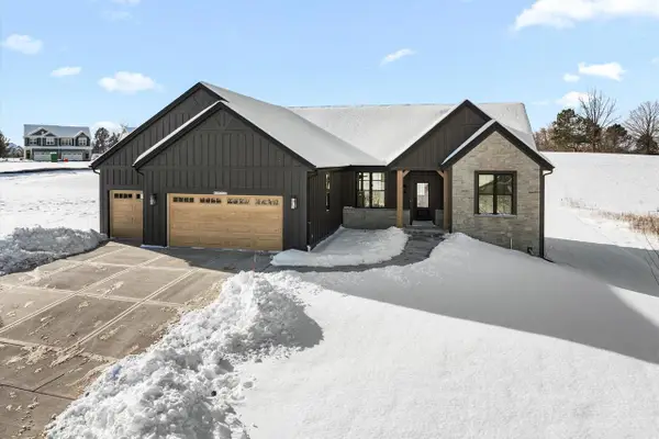 W209N5699 Turnberry LANE #Lt103, Menomonee Falls, WI 53052