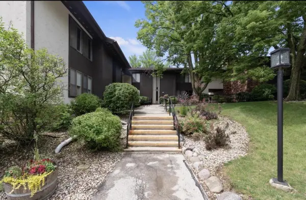2430 Good Hope ROAD #44, Glendale, WI 53209